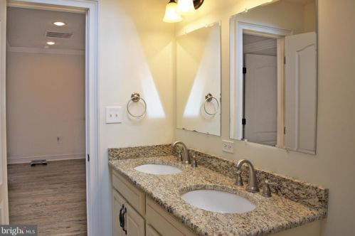 87 Leavitt Ln, Princeton NJ  08540-3921 exterior