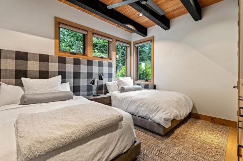 8370 Valhalla Dr, Truckee CA  96161-4296 exterior