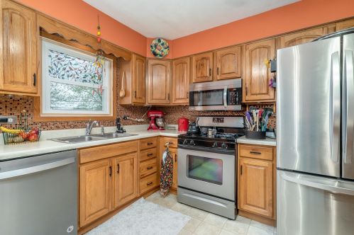 15542 Tudor Rd, Oak Forest, IL 60452-2834