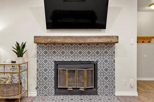 8408 Dixon Dr, Austin TX  78745-7515 exterior