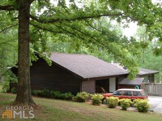 611 Lewis Dr, Lavonia, GA 30553-2237