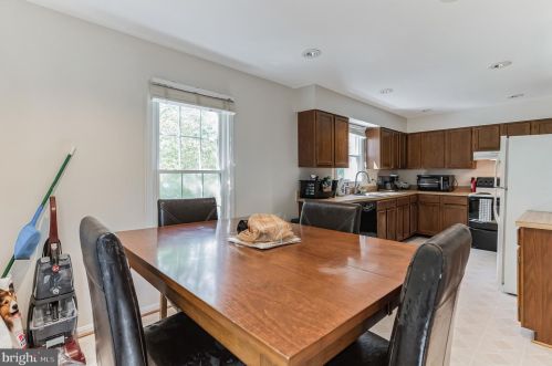 7318 Eggar Woods Ln, Springfield VA  22153-2012 exterior