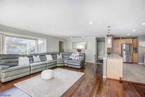 17 Laurel Dr, Springfield, NJ 07081-2409