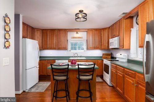 6132 Shady Side Rd, Shady Side MD exterior