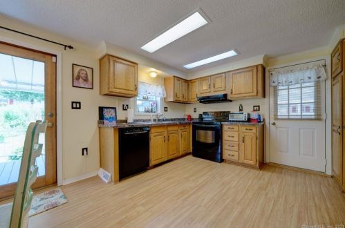 4 Three Garden Ter, Southington CT  06489-1828 exterior