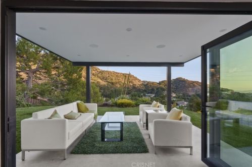 2434 Delisle Ct, Glendale CA  91208-2210 exterior