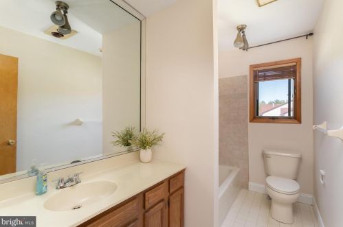 1 Boleyn Ct, Trenton NJ exterior