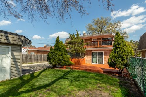 8316 Elmore St, Niles IL 60714-1943 exterior