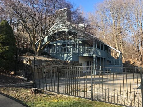 21 Red Oak Cir, Huntington, CT 06484-3870