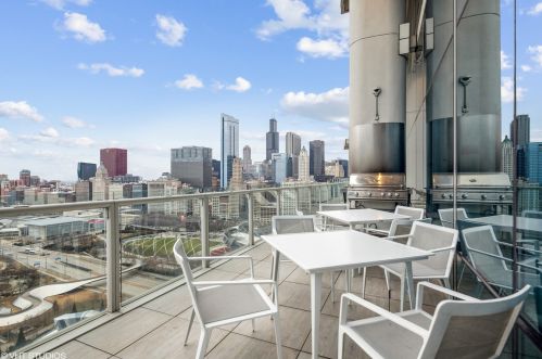 340 Randolph St, Chicago IL  60601-7618 exterior