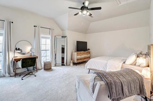 2540 Grn Oak Dr, Carrollton TX 75010-4221 exterior