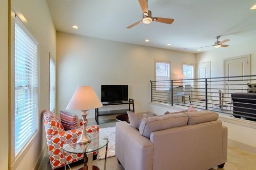 2708 12th St, Austin, TX 78702-1501