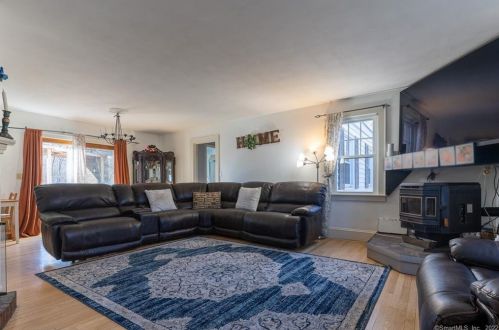 7 Cheshire Rd, Wallingford CT  06492-3023 exterior