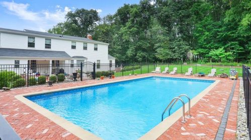 66 Pin Oak Ln, Wilton, CT 06897-1329