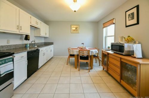 211 Townsend Ave, Waterbury, CT 06705-3048