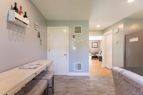 71 Charles Dr, Tiverton, RI 02878-3756