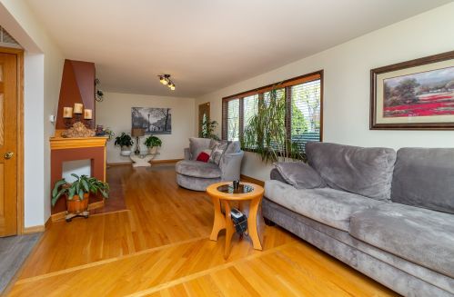 8316 Elmore St, Niles IL 60714-1943 exterior