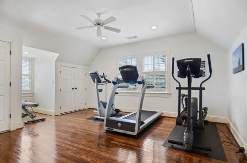 525 Mnr Rdg Dr, Atlanta GA  30305-3512 exterior