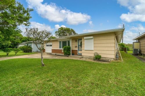 12 Lyncrest Dr, Galveston, TX 77550-3215