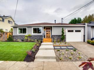 6217 Lovely St, Portland, OR 97203-3320