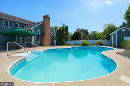 1809 Krystle Dr, Lancaster PA  17602-4143 exterior