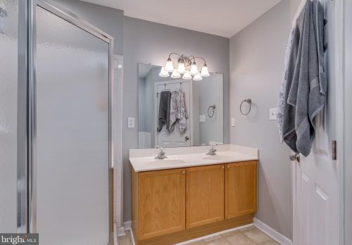 33 Holmes Dr, Charles Town WV 25414-4412 exterior