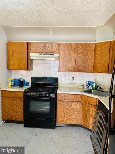 14 Hemlock Ct, Trenton, NJ 08619-4628