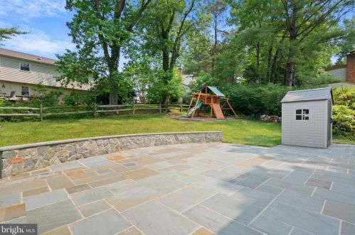 5637 Fort Corloran Dr, Springfield VA  22015-2114 exterior