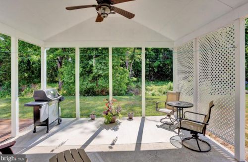 202 Suncrest Rd, Lancaster PA  17601-4835 exterior