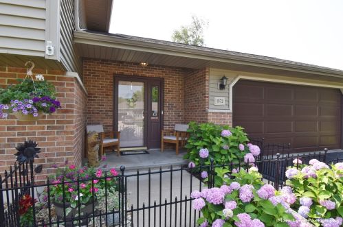 1572 John St, Sycamore, IL 60178-1057