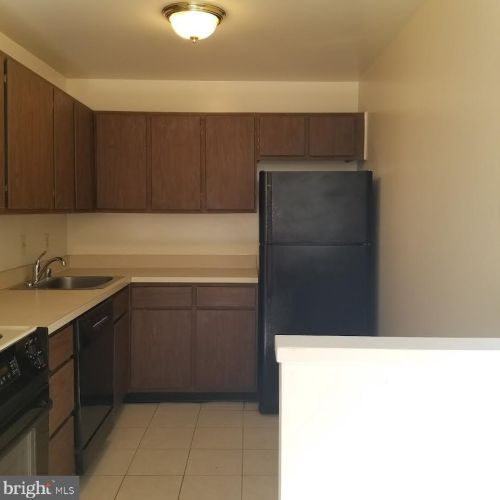 5405 Crossrail Dr, Springfield VA  22015-1812 exterior