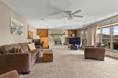 391 Forest Preserve Dr, Wood Dale, IL 60191-1965
