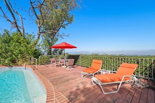 3720 Westfall Dr, Van Nuys, CA 91436-4156