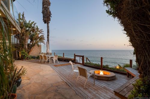 1090 Neptune Ave, Encinitas, CA 92024-1424