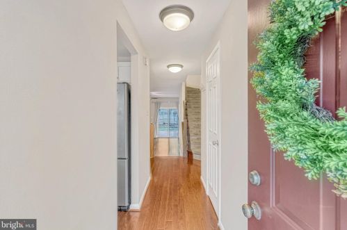 2048 Whisperwood Glen Ln, Herndon, VA 20191-4122