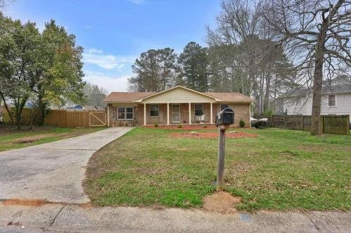 6197 Fieldcrest Dr, Morrow, GA 30260-1412