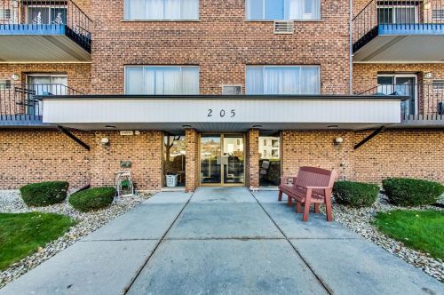 205 Miner St, Arlington Hts, IL 60005-1377