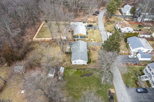21 Spear Ln, Parsippany, NJ 07834-1352