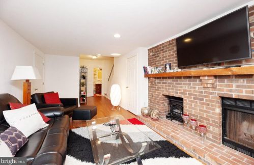 8010 Revenna Ln, Springfield VA  22153-2935 exterior