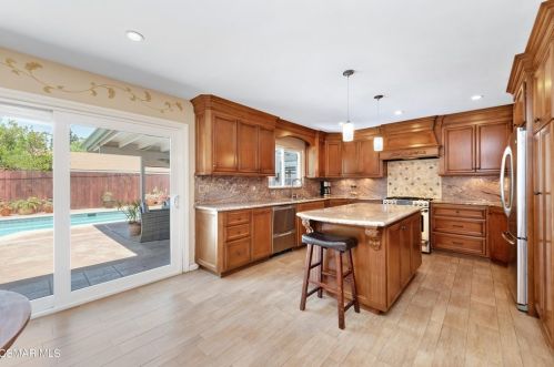 2105 Burrell Ave, Simi Valley, CA 93063-2711
