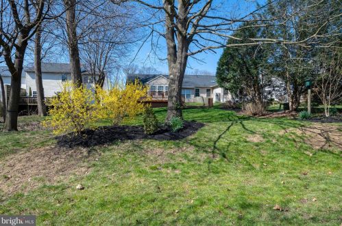 30 Mill Pond Dr, Lancaster PA  17603-7411 exterior