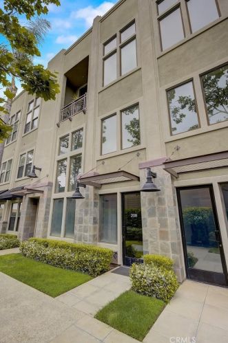 208 Bush St, Santa Ana, CA 92701-5361