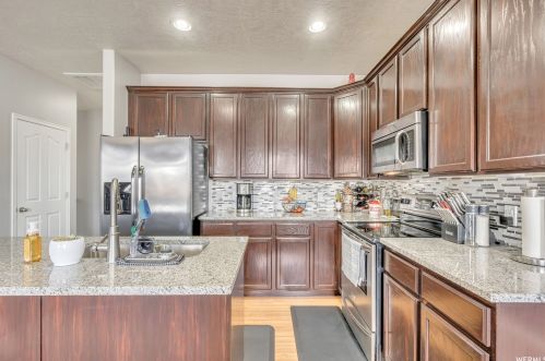 7254 Brittany Town Dr, Taylorsville, UT 84084-4604