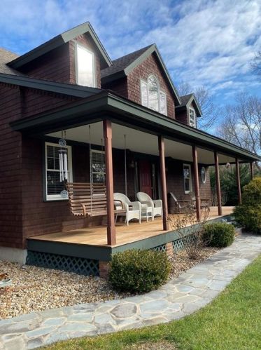3 Capalbo Dr, Westerly, RI 02808-1406