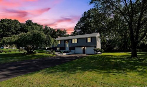 19 Mohawk Cir, Windsor CT  06095-2656 exterior