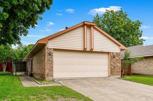 2141 Stradivarius Ln, Carrollton TX  75007-2218 exterior