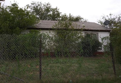 102 Washington Ave, Electra, TX 76360-1617