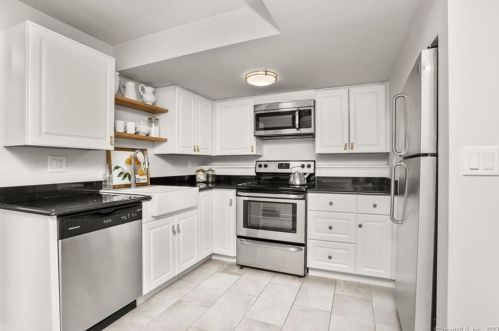 273 Chestnut Hill Rd, Wilton CT  06897-3502 exterior