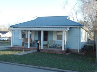 617 Dewey St, Wasson, IL 62930-1303