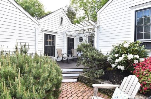 221 Mountain Brook Dr, Cheshire, CT 06410-3564